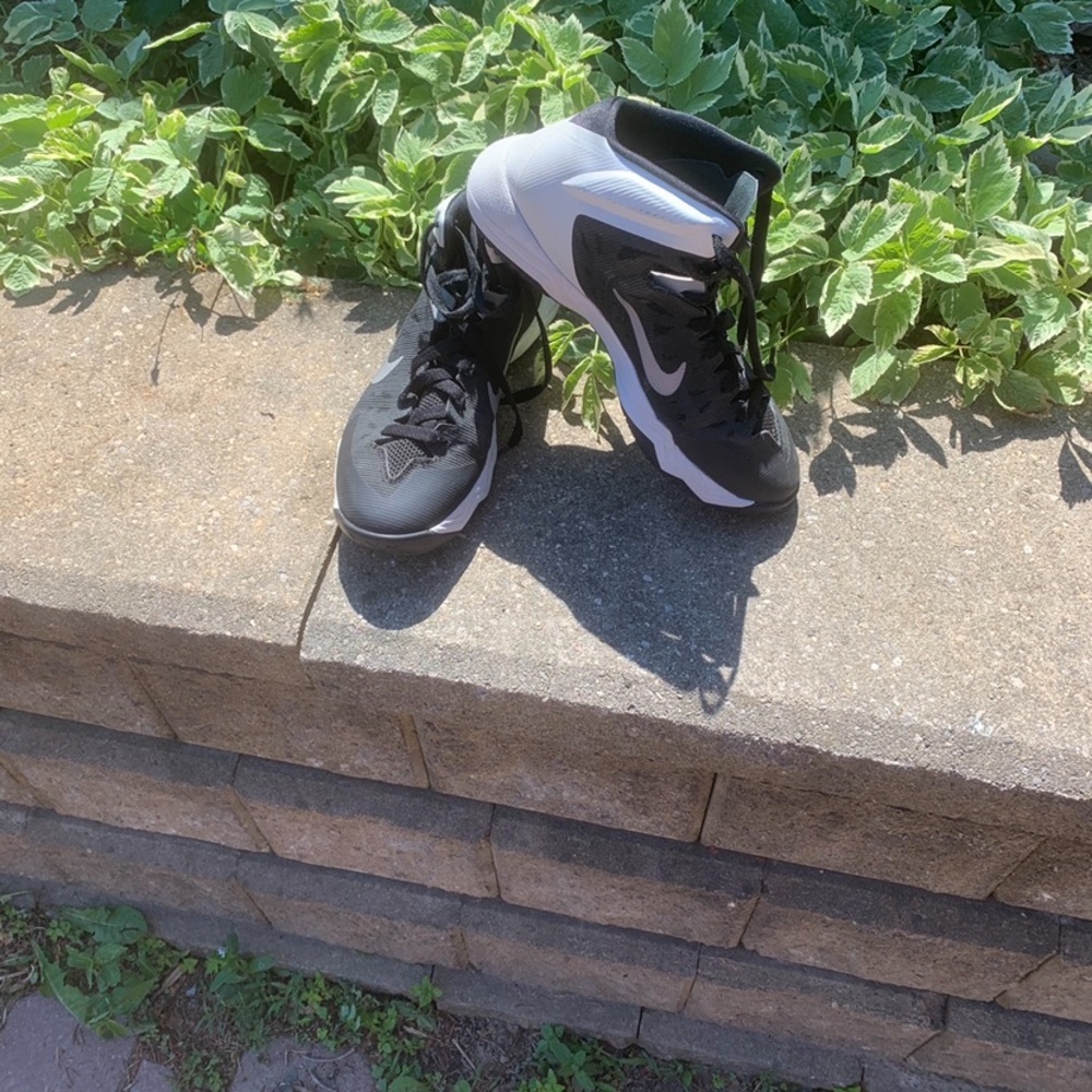 Black nike basketball shoes